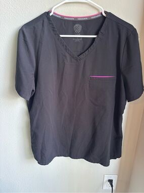 Vince Camuto women’s Black V-Neck scrub Shirt with Pink Trim